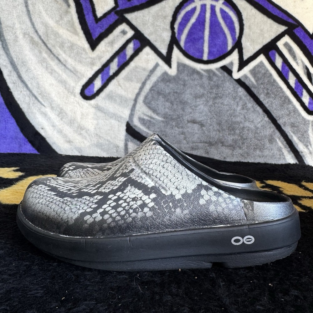 Size M5/W7 - OOFOS OOCloog Luxe Snakeskin Recovery Clogs Grey Black Comfort